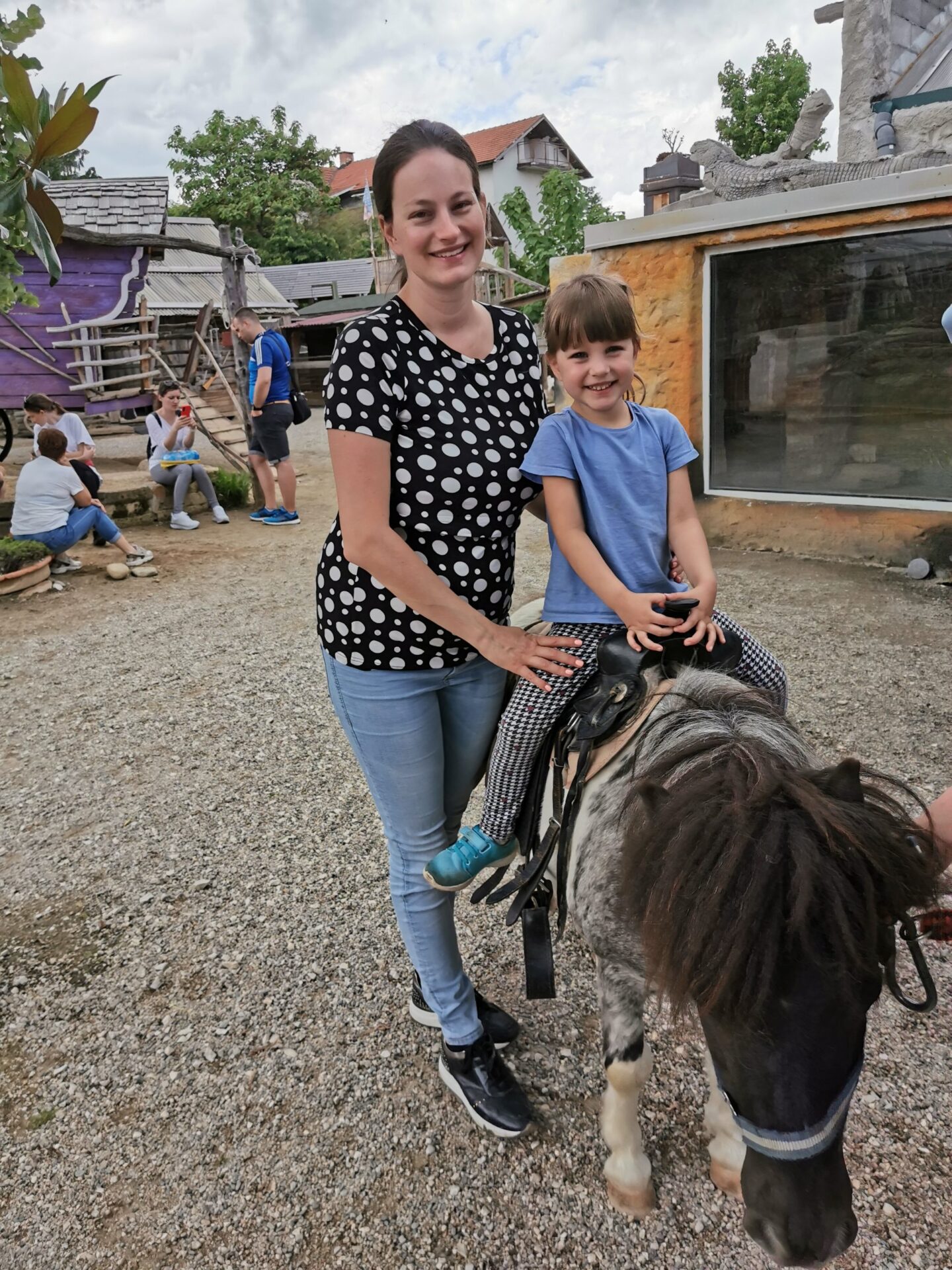 Mini ZOO land Slovenske Konjice Mami in Ati na solati